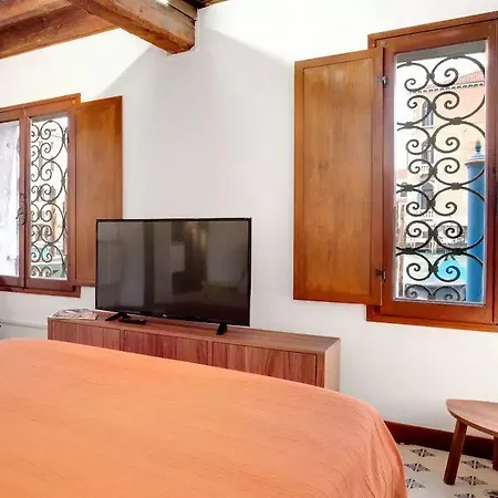 Overlooking Grand Canal Apartment *