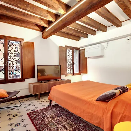Overlooking Grand Canal Apartment Venice
